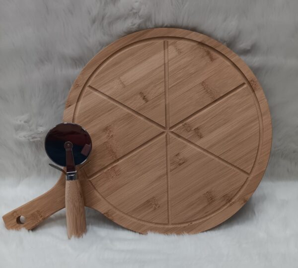TABLA PARA CORTAR PIZZA CON PERFORACIONES + CORTADOR